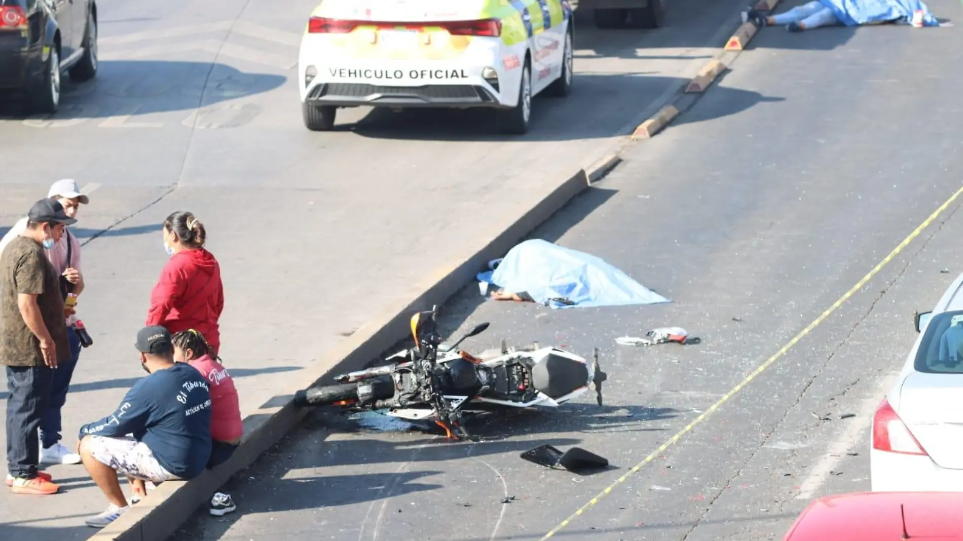 Pareja de motociclistas mueren embestidos por camión de carga en Ecatepec